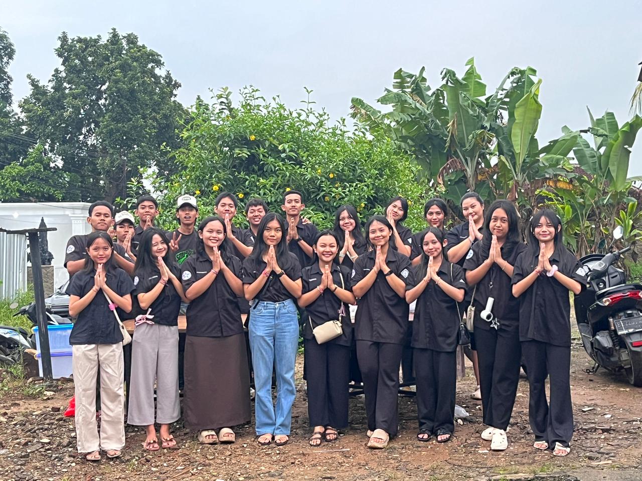 Muda-mudi Bajra Shanti berpose namaste